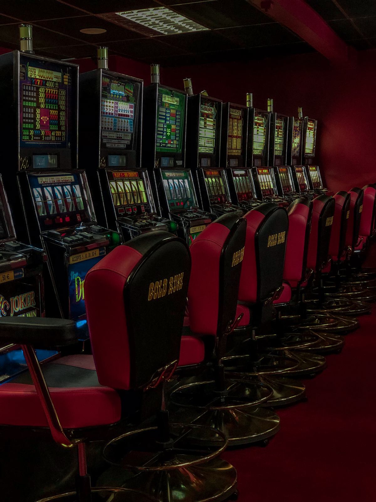 Beberapa mesin slot menyala di lantai kasino