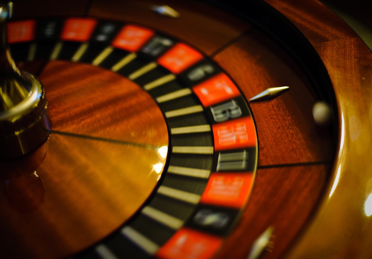 Detail roda roulette dengan bola di atasnya