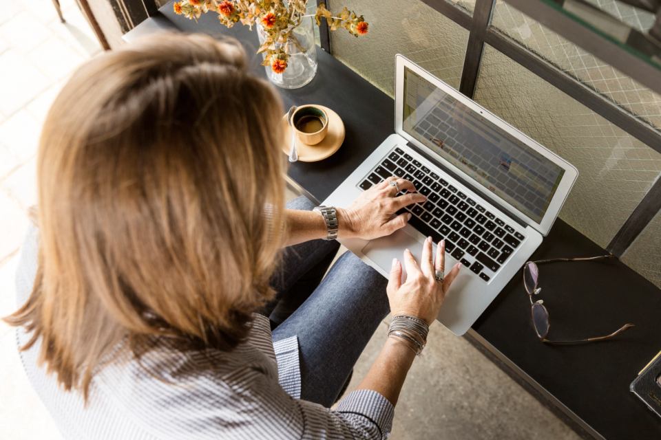 Tangan mengetik di keyboard laptop