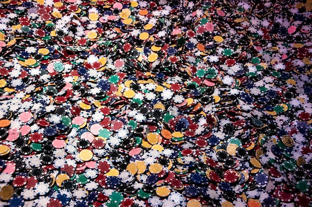 Tumpukan chip poker warna-warni di atas meja