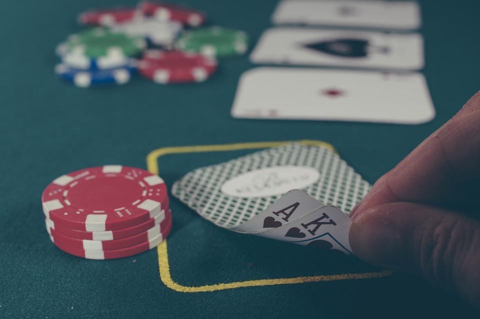 Kartu remi dan chip poker tergeletak di atas meja