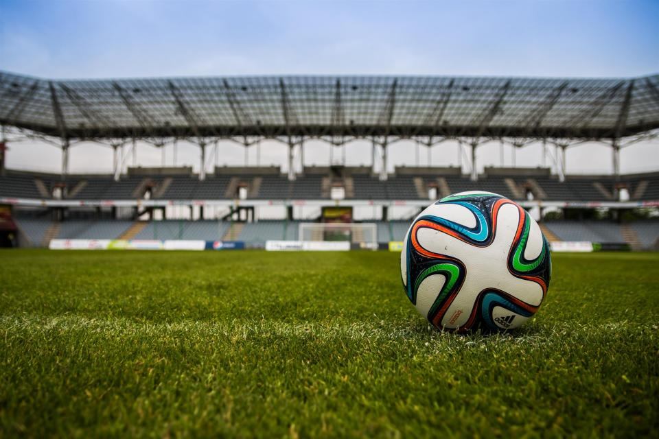 Bola sepak di atas lapangan hijau